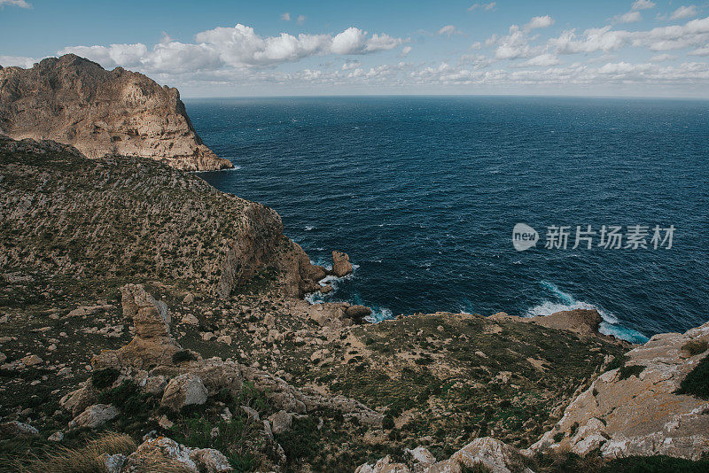 马略卡岛，大海上的悬崖，天空下的田园风光