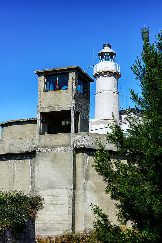 意大利皮亚诺萨岛上的灯塔和监狱瞭望塔