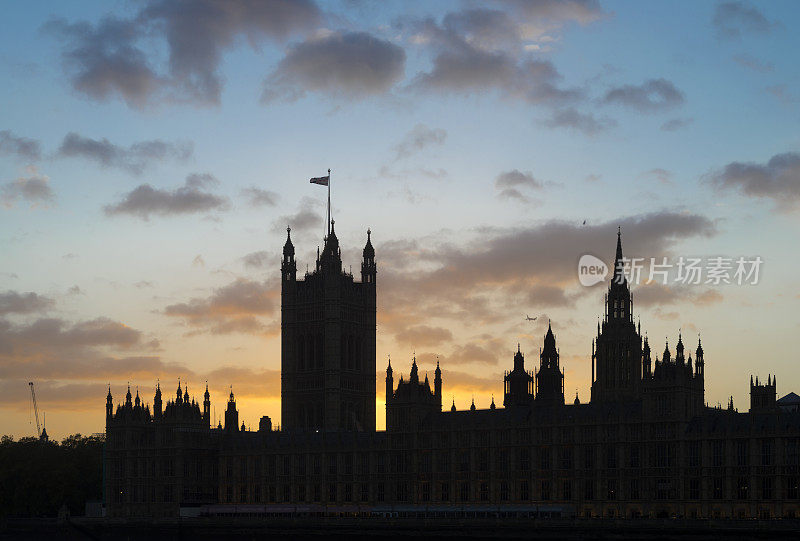 黄昏时伦敦的议会大厦和大本钟