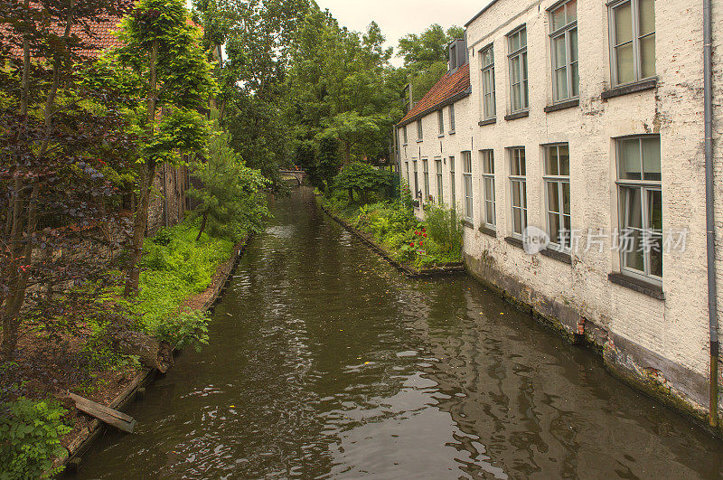 比利时布鲁日水渠旁的历史建筑