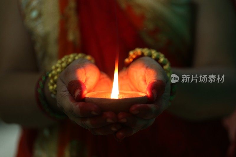 印度妇女拿着排灯节油灯