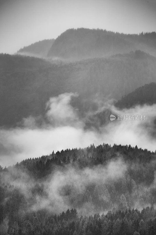 云中阿尔卑斯山山脉的全景