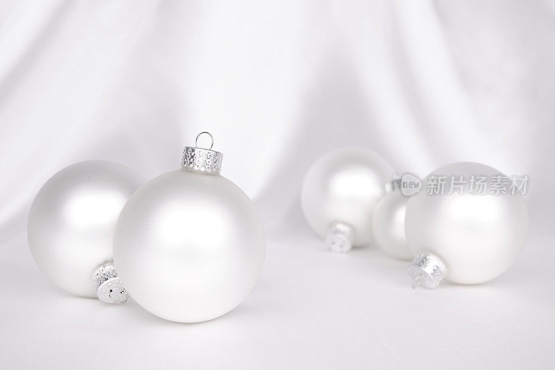 缎子上的白色圣诞装饰物