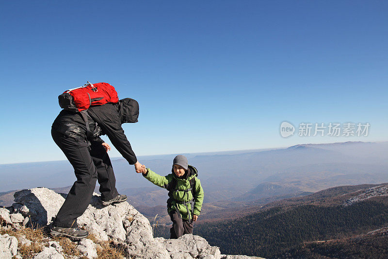 年轻的徒步旅行者向山顶进发