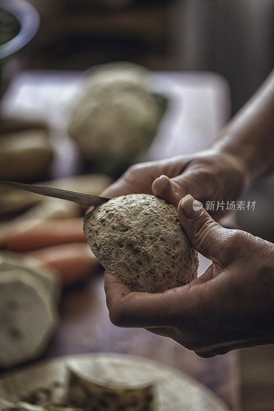 在切菜板上切新鲜芹菜