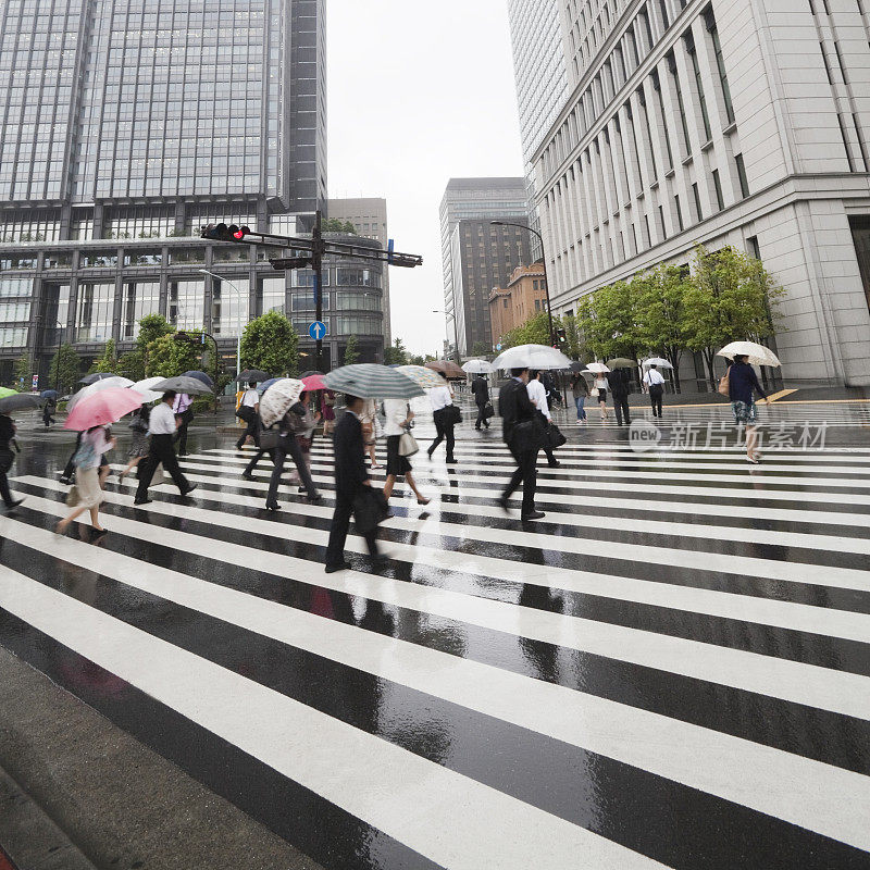 多雨的上班族