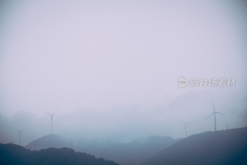 山区的风力涡轮机