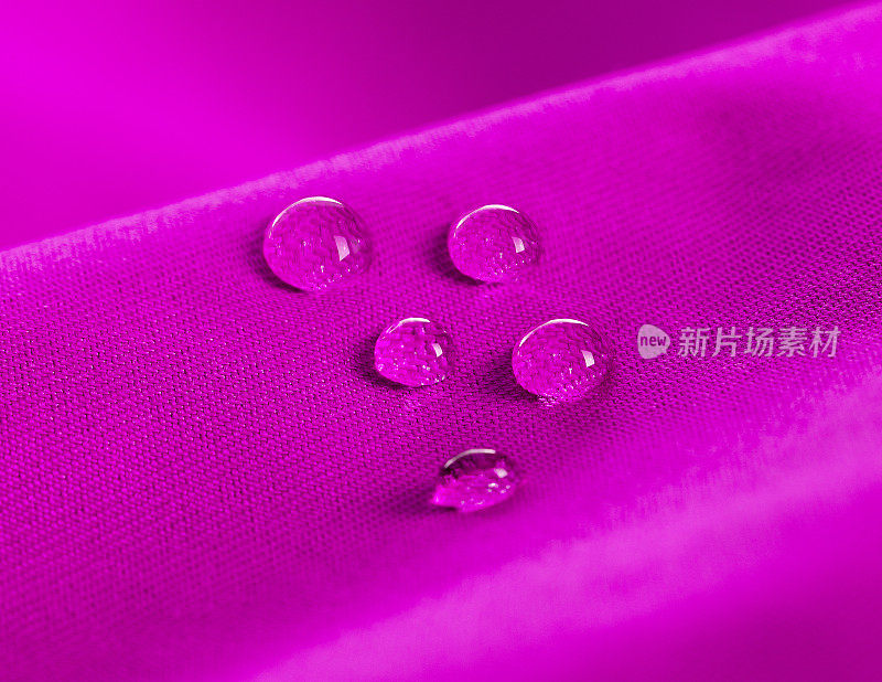 紫色防水织物与水珠近距离