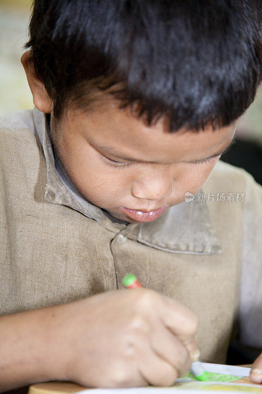 越南，男孩在学校玩。