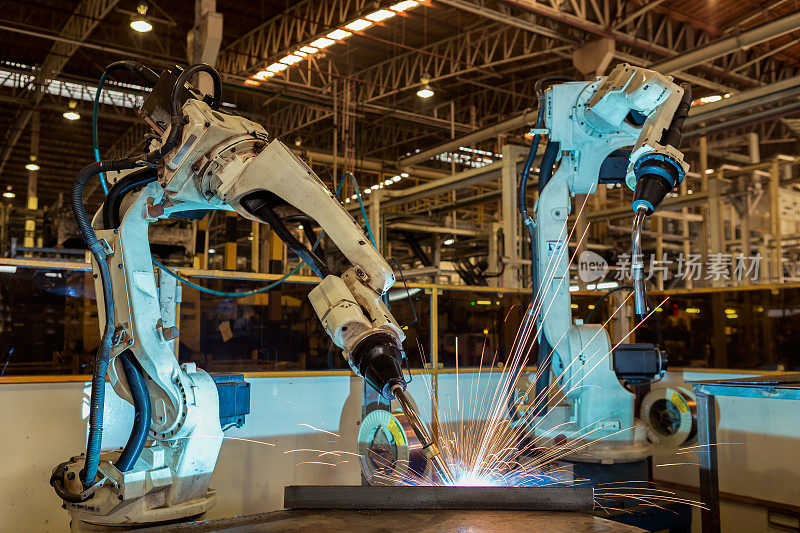 工业机器人手臂用于焊接组装汽车零部件