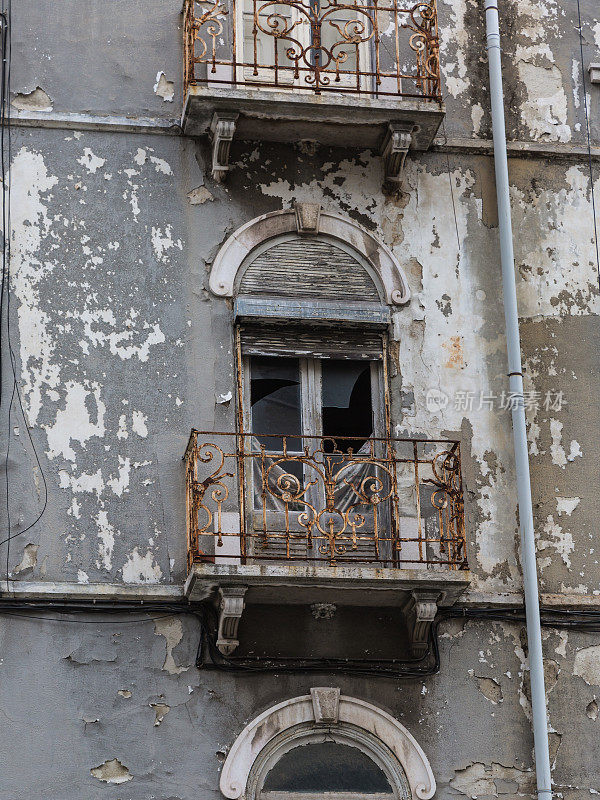 典型的葡萄牙古典建筑:灰色立面和旧窗户-葡萄牙
