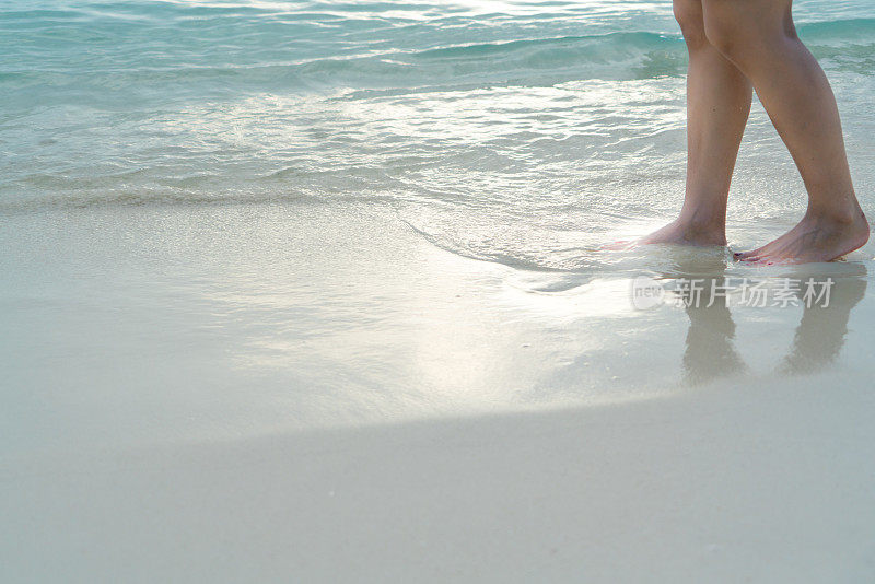 海滩旅游-女孩漫步在白色的沙滩上，度假和放松