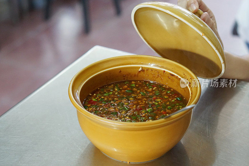 一碗海南鸡饭和辣椒蘸酱，里面有辣椒、大蒜和姜茸。
