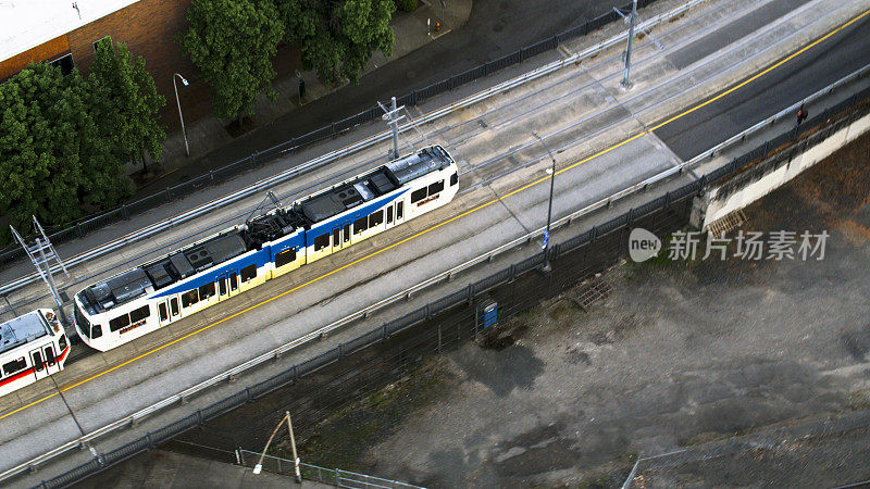 在波特兰的铁路上飞行的现代火车