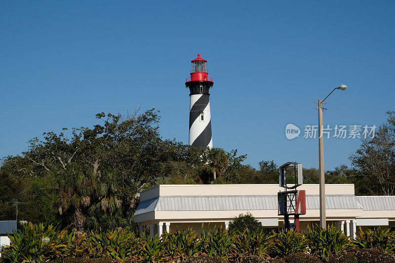 佛罗里达圣奥古斯丁海滩附近的圣奥古斯丁灯塔站。黑白条纹的灯塔，带有红色的穹顶。建于1874年圣奥古斯丁的实用灯塔。蓝色,万里无云的天空