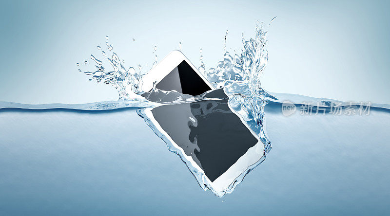 白色智能手机模型掉进水里