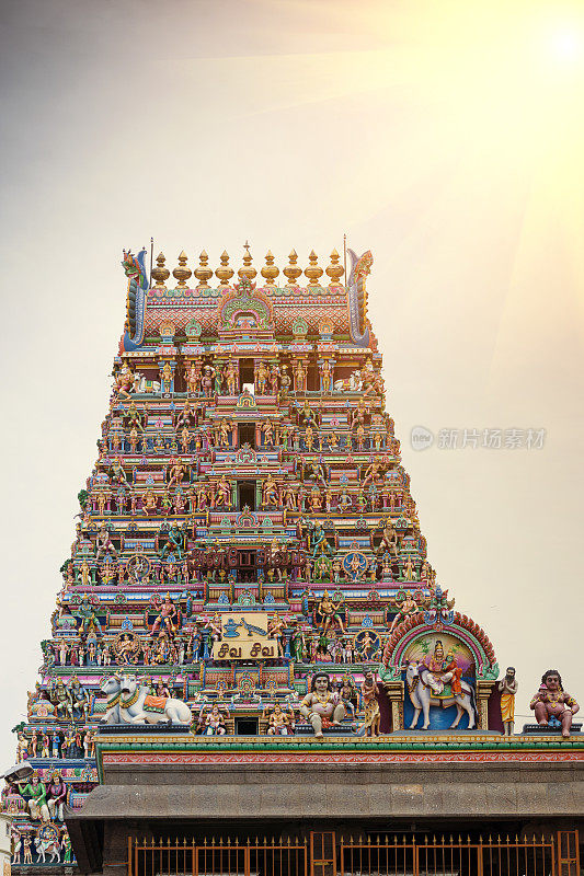 细节工作在Gopuram，印度寺庙Kapaleeshwarar。金奈、泰米尔纳德邦、印度
