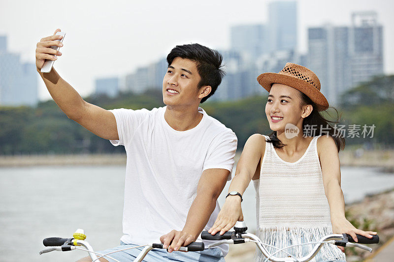 年轻的亚洲夫妇在自拍