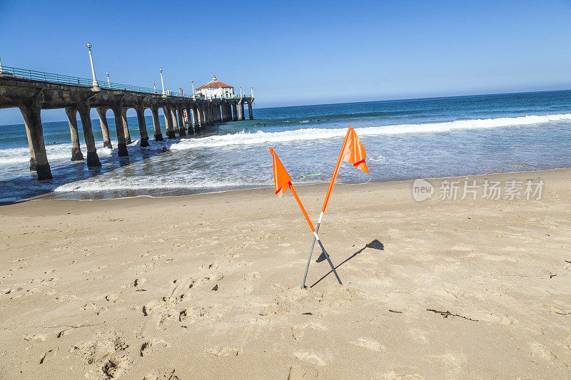 加州美丽的赫莫萨海滩上的禁止标志