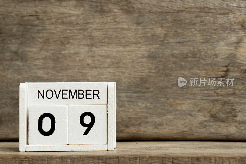 白色方块日历显示日期9月和月11月在木材背景