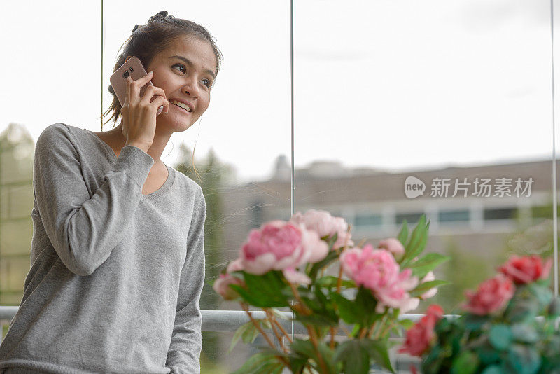 年轻美丽的亚洲女人在家里放松