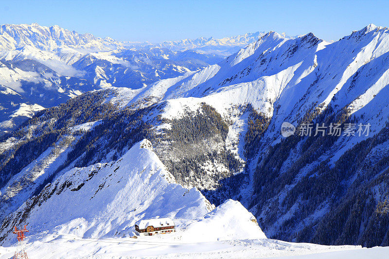 壮丽的蒂罗尔Kitzbühler雪顶山全景和田园式的蒂罗尔阿尔卑斯山，奥地利