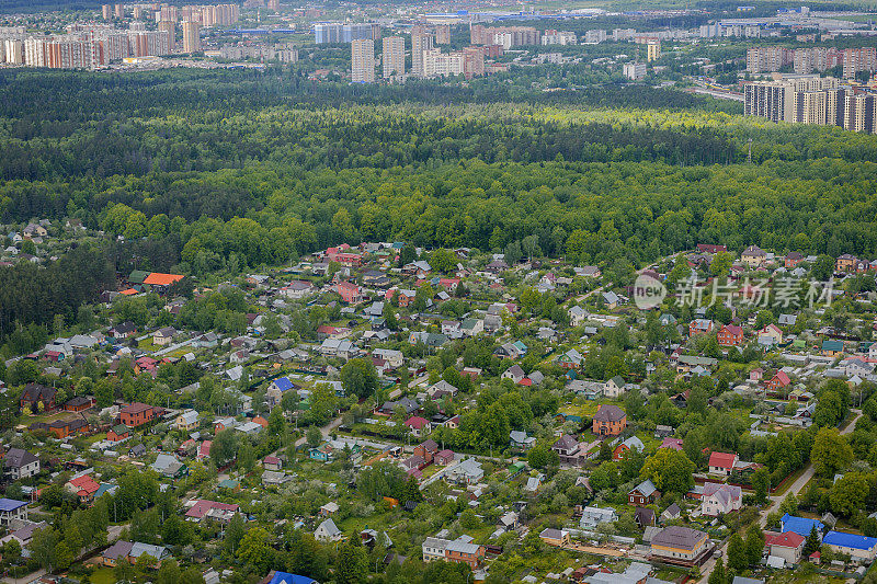 在俄罗斯莫斯科着陆前的乡间别墅鸟瞰图