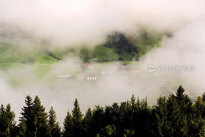 奥地利阿尔卑斯山脉施拉德明山谷上空的雾