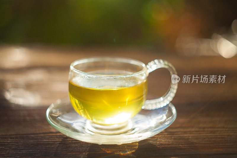 美味的绿茶在美丽的玻璃碗在桌子上