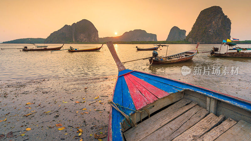 美丽的日落在热带海洋与长尾船在泰国南部