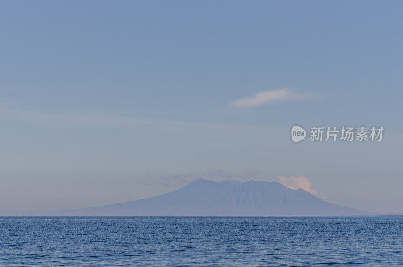 地平线和海面上的火山