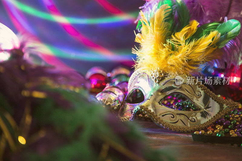 狂欢节的面具和五彩缤纷的装饰。