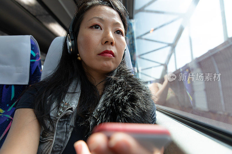 乘公共汽车旅行的漂亮女人