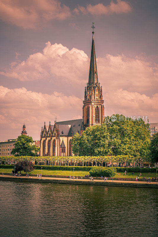 法兰克福的教堂和美因河