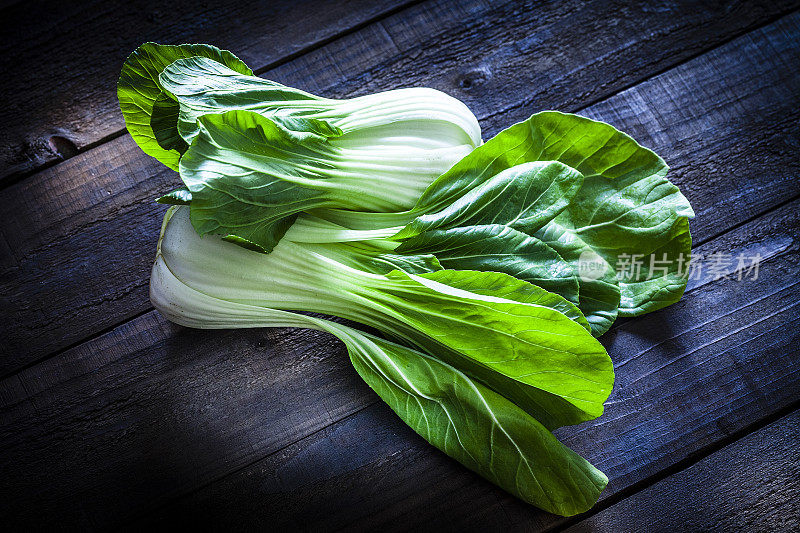 质朴的木桌上放着新鲜的大白菜(也叫白菜)