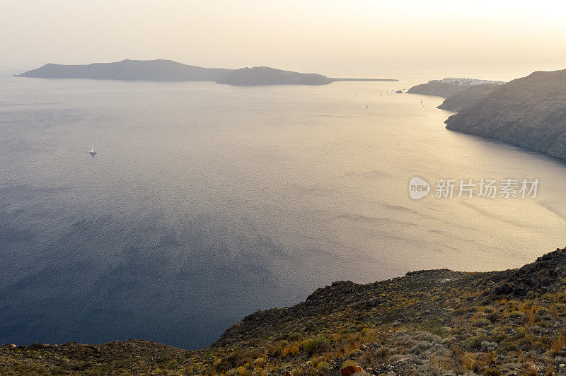 希腊圣托里尼的卡里德拉黄昏全景