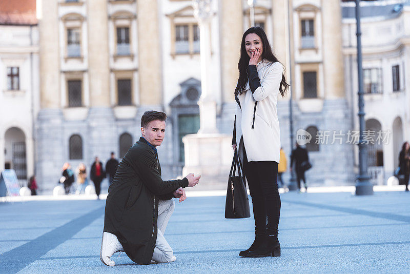 街头求婚男人向他的女朋友求婚