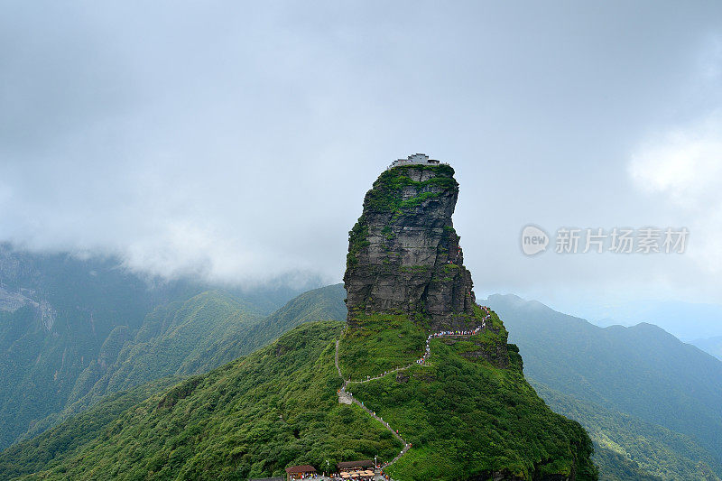 在中国西南陡峭的山上爬山的游客