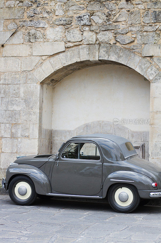 西西里岛:老式灰色意大利车，古老的石墙
