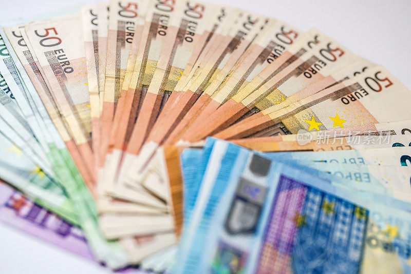 许多不同价值的欧元钞票。欧元现金的背景