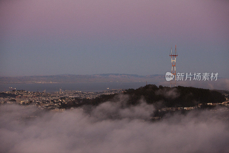 日落时分，圣弗朗西斯科的福雷斯特山和内日落上空的雾