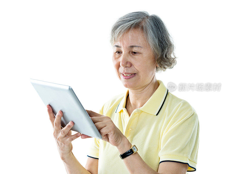 一名亚洲年长女性，手持数码平板电脑，背景是白色