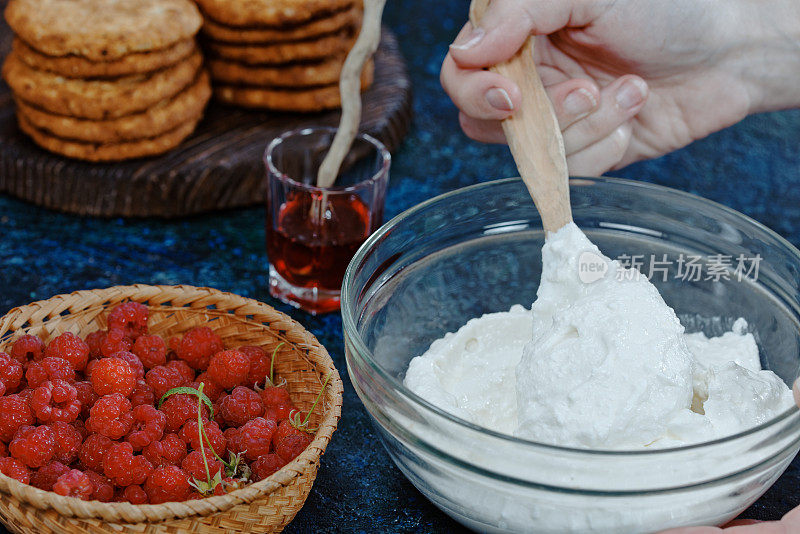 树莓饼干的鲜奶油