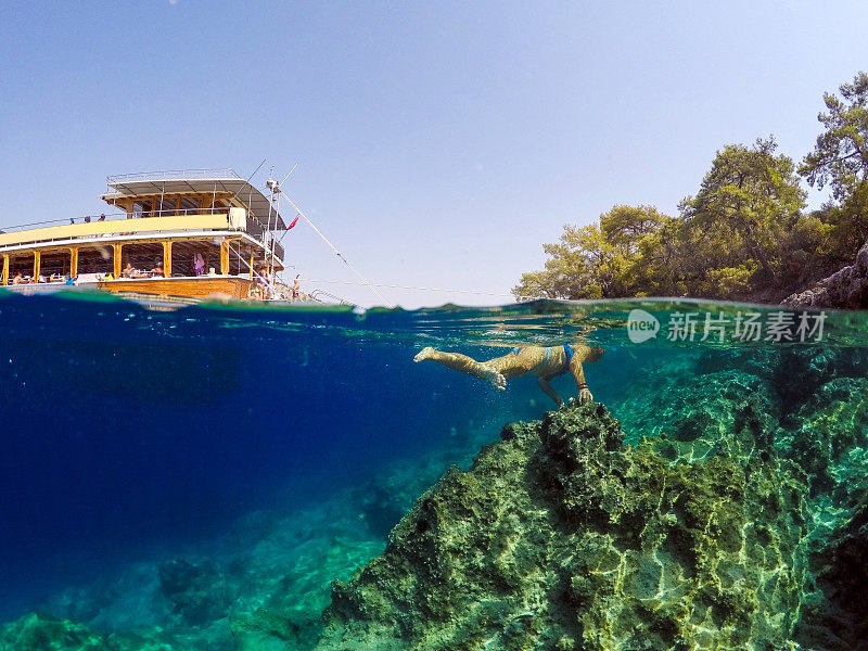 Göbün湾在Göcek。漂浮在海底的女士。