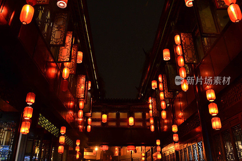 花灯环绕着成都锦里古镇的商店和商店