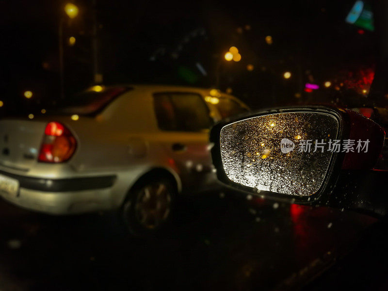 雨城透过汽车挡风玻璃