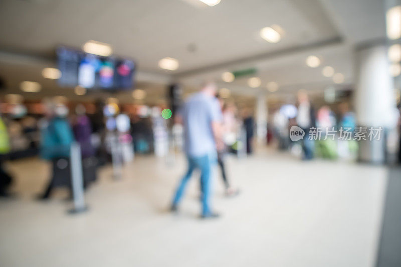 人们在爱丁堡机场行走的模糊图像散焦