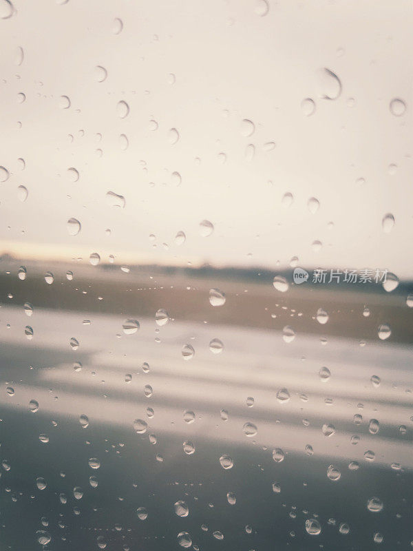 一个下雨天的机场，从飞机窗户里射出来的。