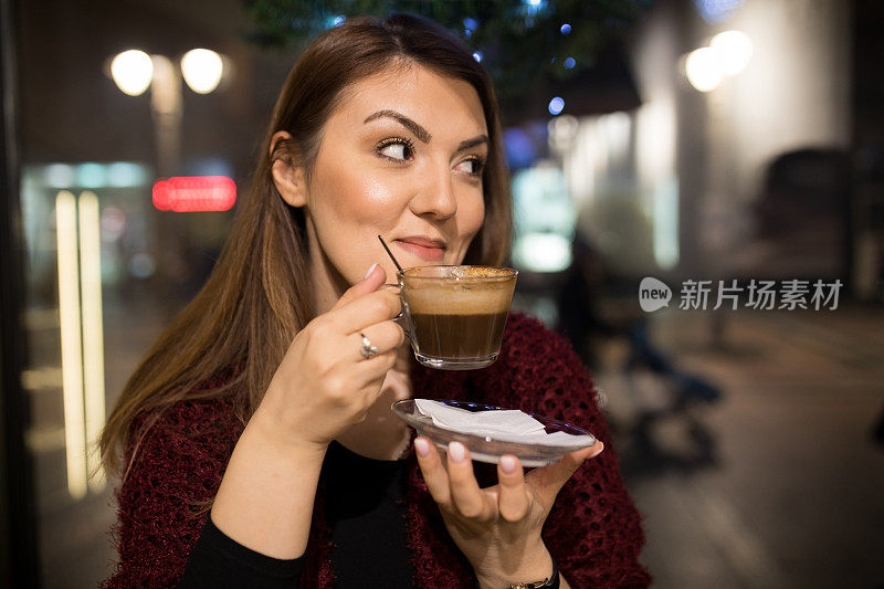 可爱的女人在café喝咖啡