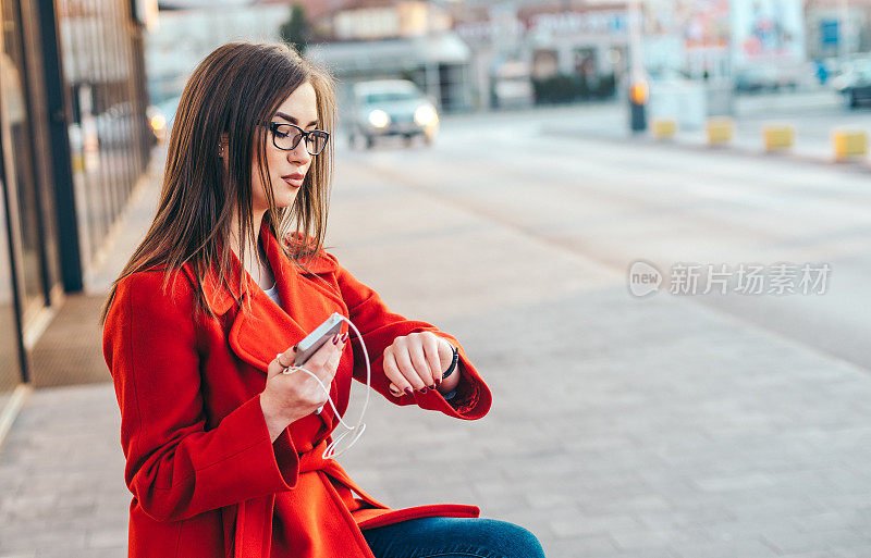 优雅快乐的女商人使用电话